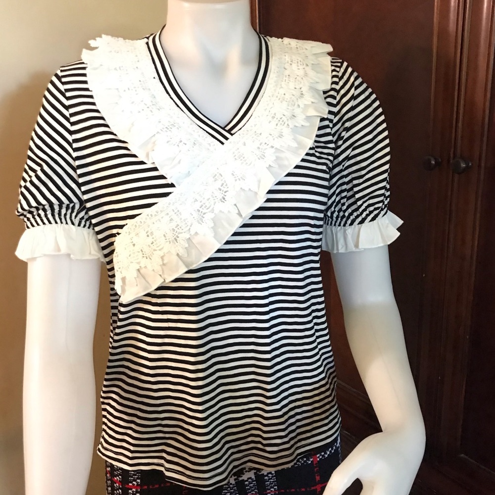 🆕 Something Pretty Black/White Stripe Top-L